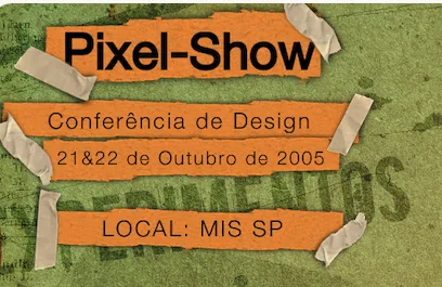 Cartaz do primeiro Pixel Show: faixas laranja coladas com fita sobre fundo verde, com os textos Pixel-Show, Conferência de Design, 21&22 de Outubro de 2005, Local: MIS SP.