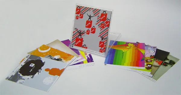 A Zupi is Art: a caixa de CD transparente aberta, com as lâminas soltas espalhadas em leque dos dois lados.